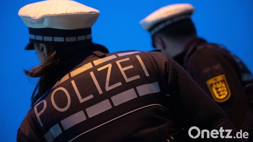 Bei einem Streit vor einer Bar in Amberg schlug ein 34-Jähriger eine Scheibe ein und verletzte sich dabei am Arm. Symbolbild: Marijan Murat/dpa/Symbolbild