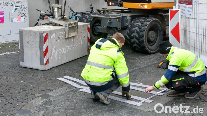 Um die Sicherheit der Feiernden zu gewährleisten, wurden zur Amberger Hexennacht Betonelemente bei den Zufahrtsstraßen zum Marktplatz aufgestellt. Sie kommen nun auch beim Altstadtfest zum Einsatz. Archivbild: Petra Hartl
