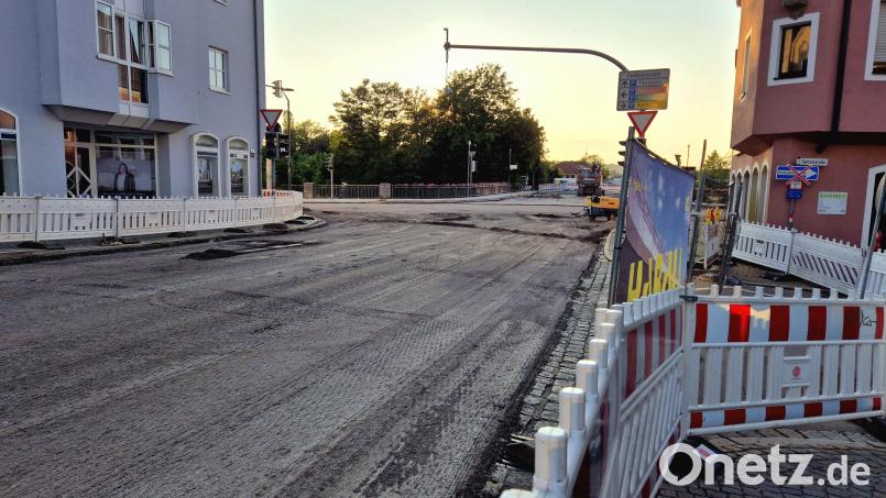 Die Beer-Kreuzung in Schwandorf muss zwei Wochen länger gesperrt bleiben, als zunächst geplant. Grund sind Schäden an der inneren Naabbrücke (im Hintergrund) Richtung Stadtpark/Hubmannwöhrl. Bild: Hösamer