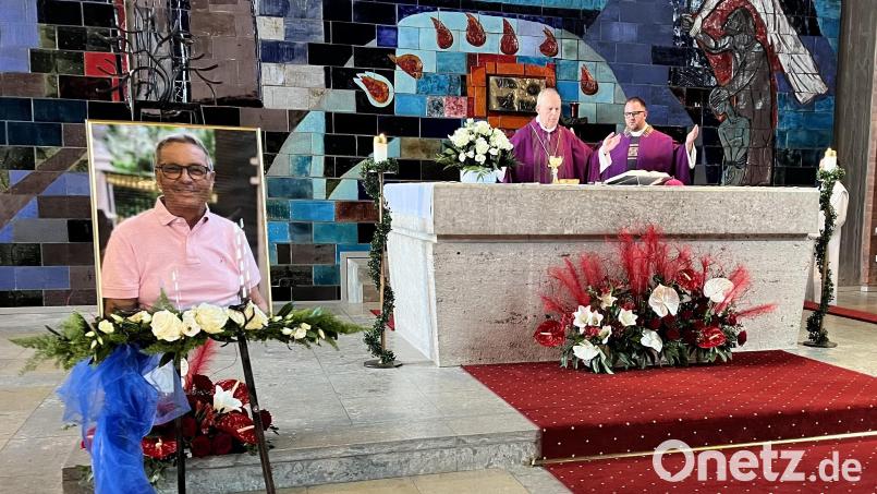 Stadtpfarrer Daniel Fenk (von rechts) und Weihbischof Reinhard Pappenberger zelebrierten das Requiem für Hans Kammerer Bild: mor