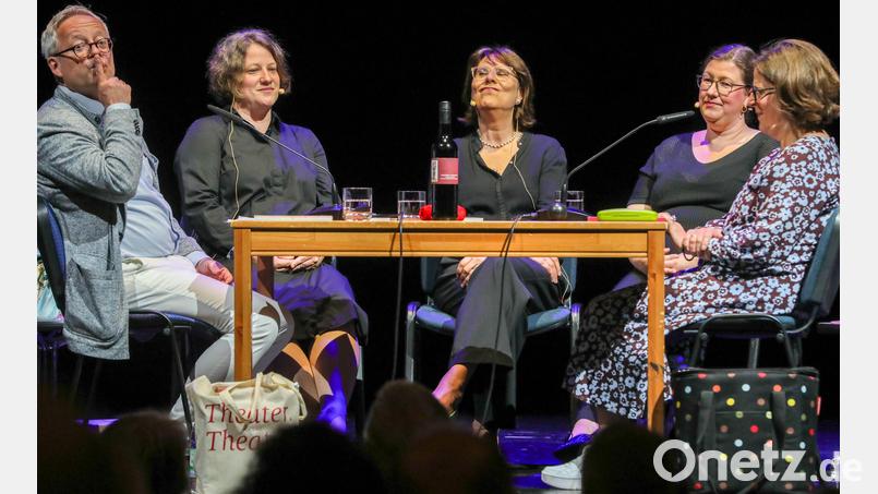 &quot;Ruhe bitte&quot;, deutet Kulturreferent Dr. Fabian Kern (links) an. Mit ihm sitzen auf der Bühne (von links) Barbara Hauck, Ingeborg Waldherr, Katja Boxdorfer und Anke Schäfer. Bild: Wolfgang Steinbacher