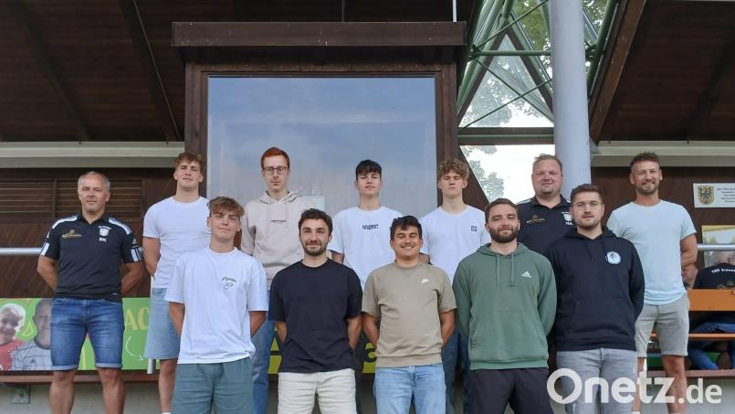 Abteilungsleiter Stefan Klamt (links), sowie Sportlicher Leiter Andreas Häupl (hinten Zweiter von rechts) freuen sich über den neuen Coach Benjamin Scheidler (rechts) sowie die Neuzugänge. Bild: Verein/TSV Erbendorf