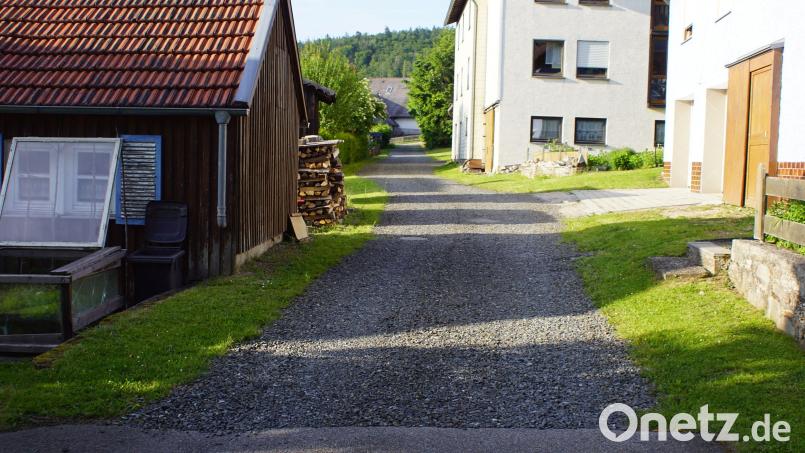 Das nicht asphaltierte Teilstück der Ortsstraße “Lindenweg”. Anwohner fordern zumindest eine Aufschotterung der Fahrbahn, um den Lärmpegel bei Durchfahrten zu senken. Bild: mmj