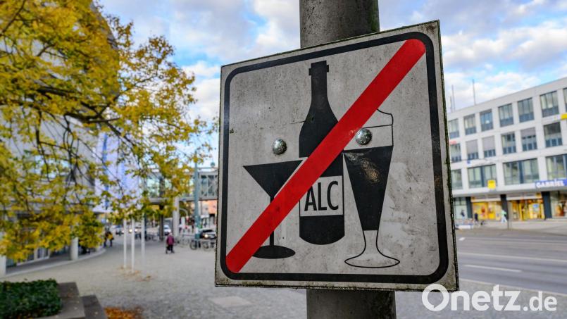 Die Stadt Pilsen hat das Alkoholverbot auf 30 weitere Bereiche ausgeweitet. Symbolbild: Patrick Pleul/dpa