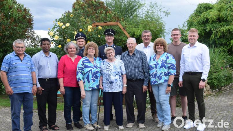 Seinen 85. Geburtstag feiert in den vergangenen Tagen der Hirschberger Sepp, Josef Schmalzbauer (vordere Reihe 3.v. rechts) aus Hirschberg. Dazu gratulierten ihm seine Familie, viele Bekannte und Vereine sowie Bürgermeister Peter Braun (4.v.re.) für den Markt Schmidmühlen. Zu den Gratulanten gehörte auch Kaplan Kaplan Chinna Chennaiah Dola von der Pfarrei Dietldorf (2.v.li) Bild: bö