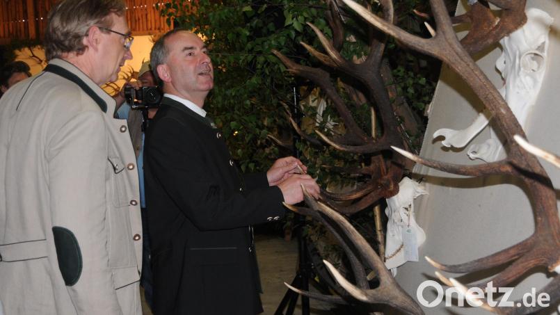 Jagdminister Hubert Aiwanger bestaunte gemeinsam mit Gastgeber Alexander Flierl die Hirschgeweihe der Saison. Bild: ge