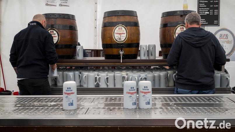 Ein Mann schlug auf dem Schlappentag in Hof mit einem Bierkrug auf einen 23-Jährigen ein. Bild: Daniel Vogl/dpa