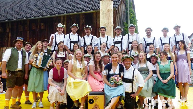 Etwas nass nach einem himmlischen Donnerwetter stellte sich nach dem Baumaustanzen das neue Oberkirwapaar Susanne Hummel und Christian Federhofer (Mitte mit Blumenstrauß und Burschenhut) mit den anderen Paaren und den Musikanten von &quot;Saba z&#039;Dreckat&quot; zum gemeinsamen Abschlussfoto auf. Bild: jp