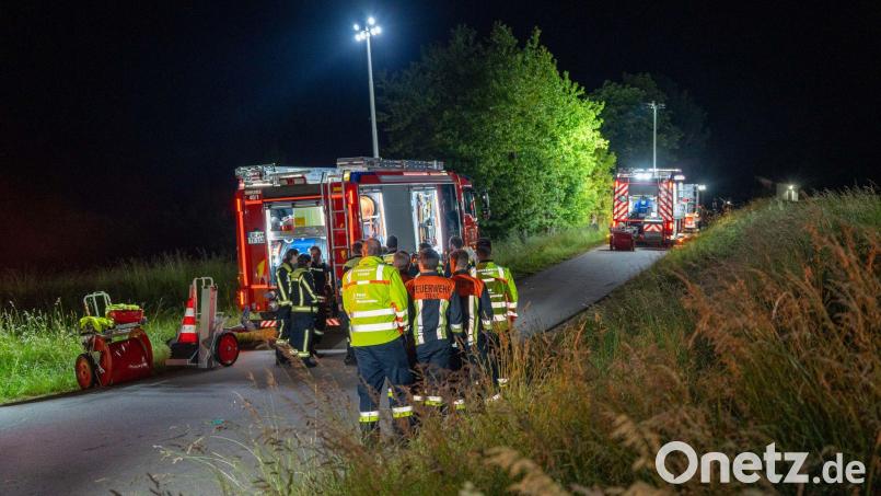 Rettungskräfte sind an einer Unfallstelle nahe Teunz im Einsatz. Bei dem Unglück mit einem Golfkart nahe Teunz sind zwei Jugendliche gestorben. Vier weitere Personen wurden verletzt, wie die Polizei mitteilte. Bild: Lars Haubner/NEWS5/dpa
