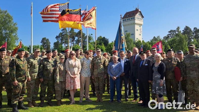 Eingerahmt von den angetretenen US-Soldaten mit der Color Guard und der SRK-Vereinsfahne und den teilnehmenden Reservisten von der Kreisgruppe Oberpfalz-Mitte im VdRBw (im Hintergrund) verabschiedete der Markt Freihung, die Reservistenkameradschaft und weitere Institutionen den scheidenden Bataillonskommandeur des US-Partnerschaftsverbandes 18. CSSB, LtCol Nicholas Gauvin mit Familie auf dem Paradefeld vor dem Wasserturm auf dem Truppenübungsplatz Grafenwöhr. Bild: Norbert Bücherl
