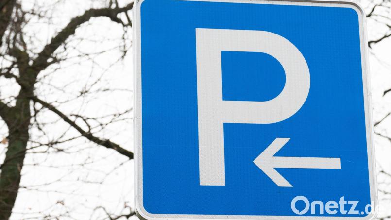 Kümmersbruck lockert seine Stellplatz-Satzung für den gewerblichen Bereich: Das hat der Gemeinderat entschieden, weil sich die Gemeinde an bayernweiten Vorgaben orientieren muss. Bild: Julian Stratenschulte/dpa