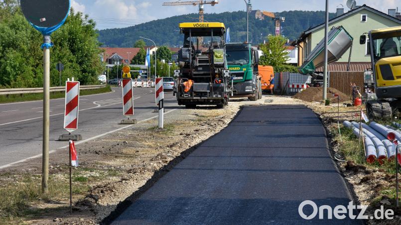 Ein Teil des Geh- und Radwegs an der Vilstalstraße in Kümmersbruck wurde jetzt neu asphaltiert, er kann ab Montag wieder benutzt werden. Hier wurde eine wichtige Wasserleitung erneuert. Bild: Stephan Huber