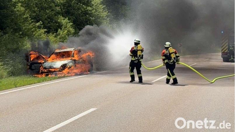 Auf der Staatsstraße bei Vilseck ist ein Ford ausgebrannt. Bild: Polizeistation Vilseck