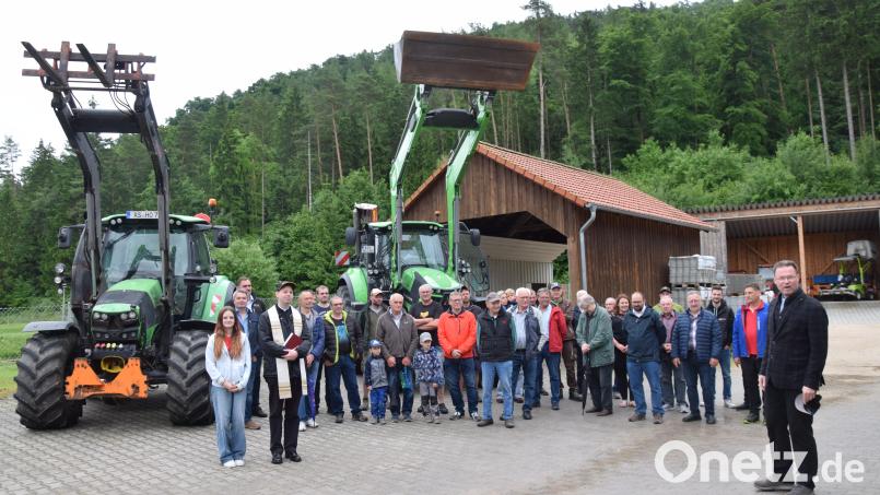 Viele Hohenburger waren zum Tag der Offenen Tür in den Bauhof gekommen, um bei einem Rundgang und der Segnung des neuen Kommunaltraktors und der PV-Anlage durch Pfarrer Hans-Jürgen Zeitler dabei zu sein. Rechts Bürgermeister Florian Junkes. Bild: bö