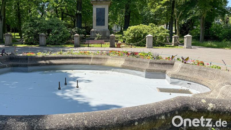 Ebbe im Brunnen beim Max-Denkmal in Amberg. Weil ein Bauteil für den Trockenlaufschutz fehlt, ist der Brunnen derzeit außer Betrieb. Bild: Petra Hartl