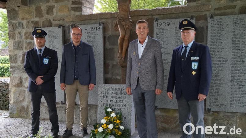 Der Vorsitzende der Krieger- und Soldatengemeinschaft Christian Schießl (links) und Ehrenvorsitzender Josef Hauer (rechts) sprachen zusammen mit CSU-Vorsitzendem Tobias Ehrenfried (zweiter von links) und Oberst a.D. Jochen Schneider den Soldatinnen und Soldaten am Veteranentag ihre Wertschätzung aus. Bild: wel