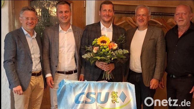 Johannes Prechtl (Mitte) tritt für die CSU in Ebnath als Bürgermeisterkandidat an. Zu den ersten Gratulanten zählten (von links) Landtagsabgeordneter Tobias Reiß und Bürgermeister Wolfgang Söllner sowie (von rechts) CSU-Ortsverbandsvorsitzender Josef Söllner und Landrat Roland Grillmeier. Bild: soj/exb