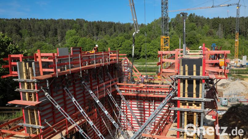Bei Theuern entsteht ein Widerlager für die größte Brücke der Kümmersbrucker Westumgehung – das größte Einzelbauteil. Bild: Wolfgang Steinbacher