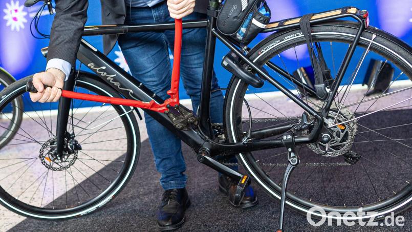 Auch in der Garage daheim sollte man sein Fahrrad abschließen – aber mit einem guten Schloss. Ein minderwertiges Exemplar kann leicht aufgezwickt werden, wie hier ein Präventions-Experte zeigt. Symbolbild: Moritz Frankenberg/dpa