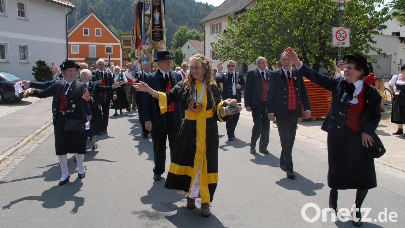 Gut gelaunt, mit dem Münchner Kindl, marschierte die Landsmannschaft beim Festzug der 1000-Jahr-Feier Schmidmühlens im Jahr 2010 mit. Archivbild: pop