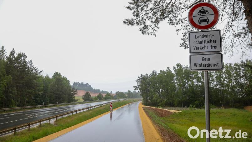 Der neue Radweg an der B 299 bei Atzmannsricht ist seit Donnerstag offiziell freigegeben. Bild: Wolfgang Steinbacher