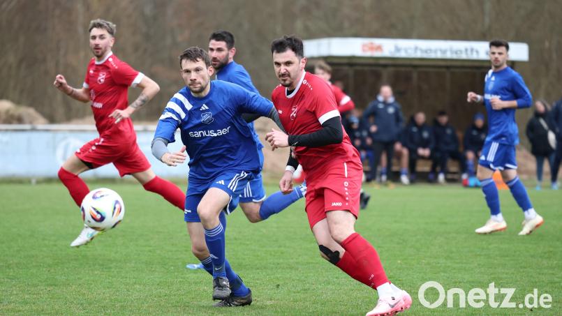In der vergangenen Saison ging Michael Bachmeier (vorne rechts) für die DJK Irchenrieth auf Torejagd. Nun übernimmt der 39-Jährige beim Kreisliga-Absteiger das Amt des Cheftrainers. Archivbild: Dieter Jäschke