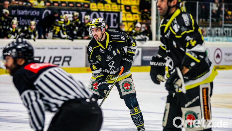 Manuel Edfelder (Mitte) wurde am Mittwoch als Neuzugang der Blue Devils Weiden präsentiert. Der Verteidiger wechselt von den Tölzer Löwen aus der Oberliga in die Oberpfalz. Bild: Philipp Schmitz/exb
