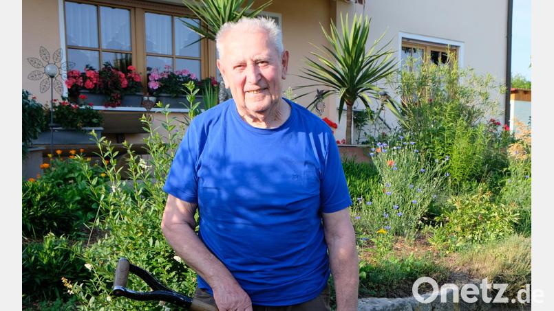 Jubilar Hans Diepold bleibt mit Blick auf seine 85 Lenze bescheiden und gelassen. &quot;Ich war ein Rädchen in einem gelingenden Gemeinschaftswerk&quot;, beteuert der &quot;Feuerwehr-Hans&quot;. Zum Rentner-Dasein des Selbstversorgers gehört unter anderem die sorgfältige Pflege des Hausgartens. Bild: Robert Dotzauer