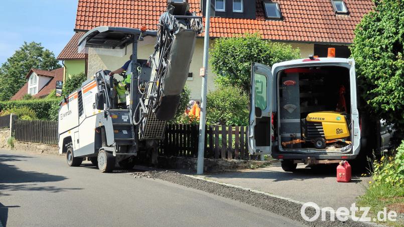 Mit einer Kleinfräse wird vor der unterirdischen Verlegung des Glasfaserkabels der Asphalt auf Straßen (im Bild am Blaslberg) und Bürgersteigen geöffnet. Bild: bsc