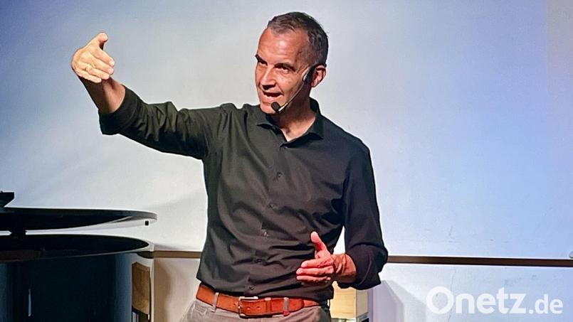 Stefan Kröll mit seinem Gegenmodell zum klassischen Kabarett unterhielt die Zuhörer über zwei Stunden auf hohem Niveau Bild: Gerhard Krones