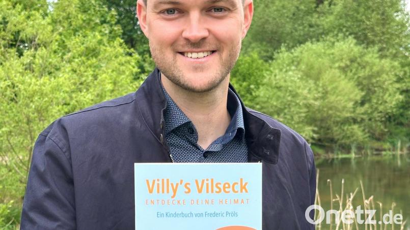 Stadtkämmerer Frederic Pröls mit seinem selbstverfassten Kinderbuch „Villy`s Vilseck – Entdecke deine Heimat“. Bild: rha