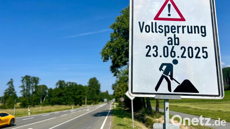 Das Schild kündigt die Vollsperrung eines 2,2 Kilometer langen Abschnitts der B 22 ab Altenstadt/WN bereits an. Ab Montag, 23. Juni, bis voraussichtlich November ist dieser Bereich für den Verkehr gesperrt. Bild: Gabi Schönberger