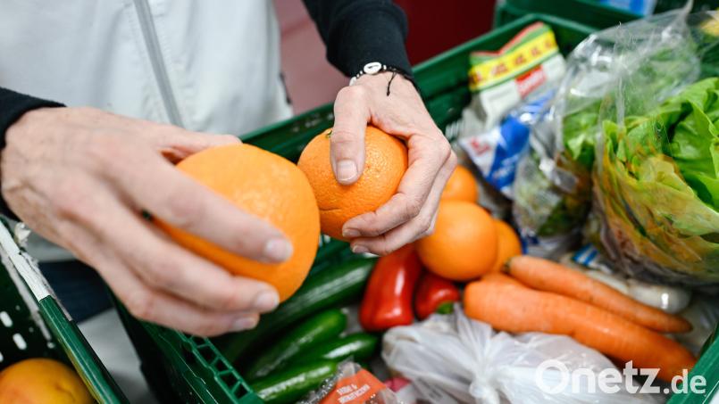 Immer mehr Senioren müssen Lebensmittel bei der Tafel einkaufen, weil das Geld für Einkäufe im Supermarkt nicht ausreicht – auch in Weiden. Christa Dietl, die nicht im Foto gezeigt werden möchte, musste sich lange überwinden, bevor sie zur Tafel-Kundin wurde. Symbolbild: Uwe Anspach / dpa
