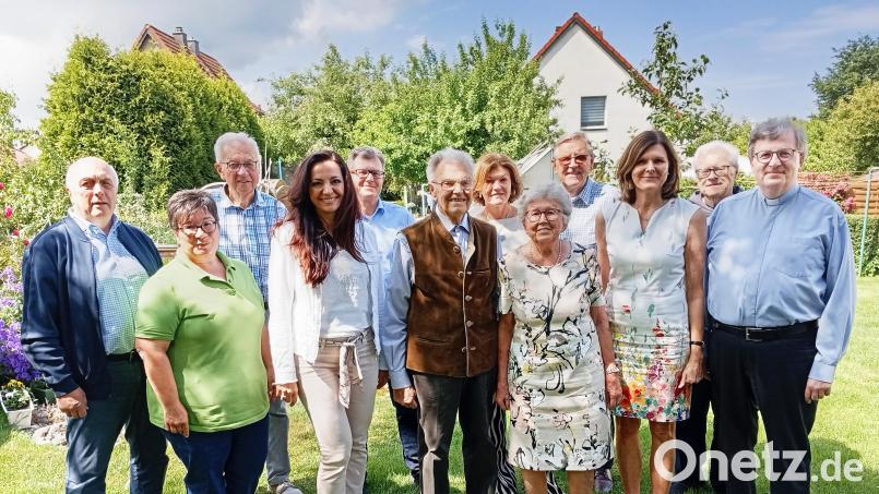 Im Bild von links der Seniorenbeauftragte Gerhard Weber, die Vorsitzende des Obst- und Gartenbauvereins Doris Deubzer, Josef Schraml (Dirigent des Männergesangvereins), Bürgermeisterin Margit Bayer, Sohn Helmut, der Jubilar Alois Keck, seine Tochter Karin, Gattin Anna, Lorenz Weiß vom Männergesangverein, Tochter Waltraud, Peter Müller (Vorsitzender des Männergesangvereins) und Stadtpfarrer Bernd Philipp. Bild: fpoz