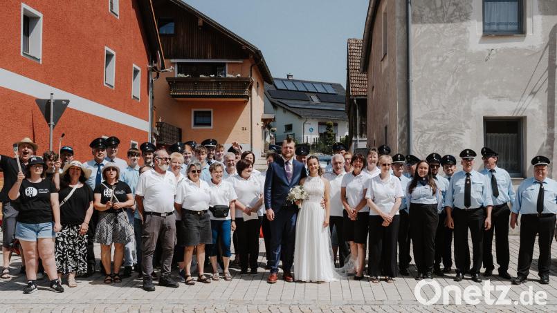 Das Hochzeitspaar Miriam und Johannes Reindl inmitten der Vereine, in denen sie aktiv sind. Bild: Tanja Gschwend Fotografie