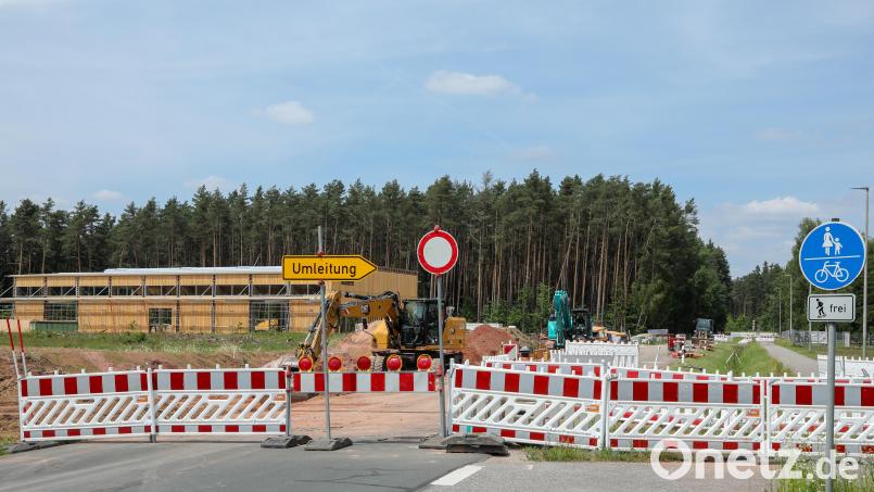 Seit Wochen ist die Industriestraße bereits gesperrt. Und das bleibt vorerst auch so: Die Halle der Firma Freiraum wird an das Wasser- und Kanalisationsnetz angeschlossen. Bild: Wolfgang Steinbacher