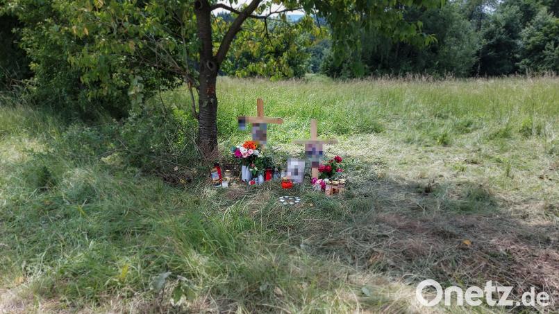 Zwei Kreuze, Bilder und Kerzen erinnern am Ort des Unfalls nahe Kühried an die beiden jungen Leute, die bei dem Unglück am Montag gestorben sind. Bild: lg