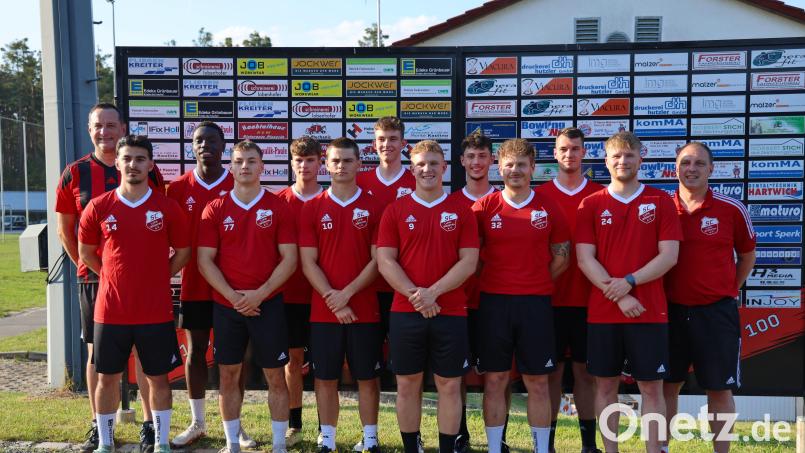 Die beim Trainingsauftakt anwesenden Neuzugänge des SC Luhe-Wildenau mit Sportlichem Leiter Thomas Diertl (links) und Abteilungsleiter Armin Goschler (rechts). Bild: Dieter Jäschke