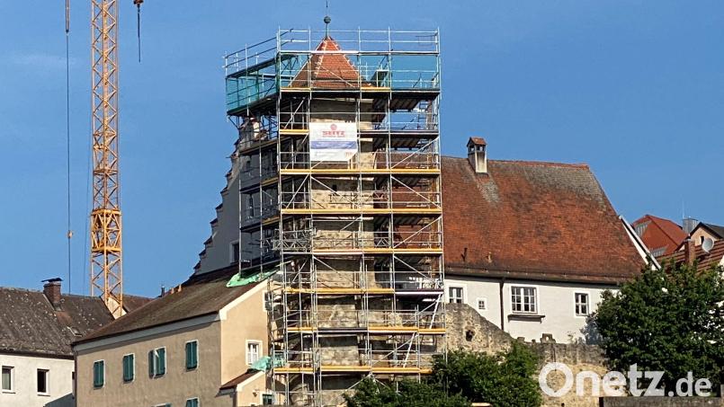 Das Notdach ist schon abgebaut, das Gerüst steht noch. Eventuell müssen in der letzten Juniwoche noch einige Restarbeiten erledigt werden. Bild: Völkl
