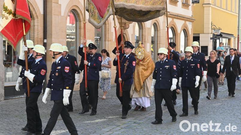 Eine Ehrenformation der Feuerwehr der Stadt Amberg begleitete das Allerheiligte bei der Fronleichnamsprozession von St. Georg nach St. Martin und wieder zurück. Bild: gf