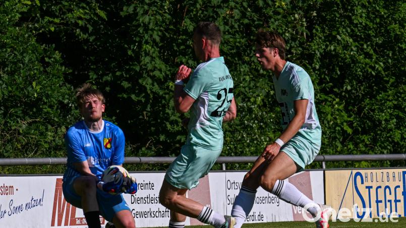 Kauerhofs Keeper Florian Sehr (links) verhindert in dieser Szene gerade noch den nächsten Treffer für die DJK Ammerthal. Bild: Jonas Loeffler