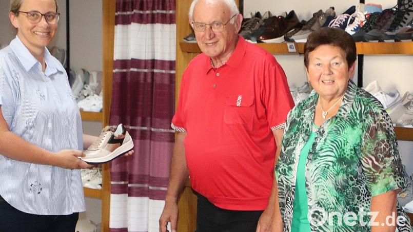 In Schwarzenfeld wird das Schuhhaus Eichmann bereits in der dritten Generation betrieben. Inhaberin Andrea Ritschel (links) und ihre Eltern Georg und Marianne Eichmann haben das Geschäft in die Moderne geführt. Bild: Thomas Dobler