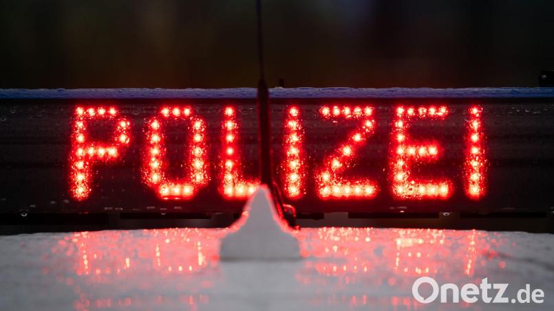 Ein betrunkener Autofahrer wechselte bei einer Kontrolle in Selb auf die Rückbank. Symbolbild: Soeren Stache/dpa