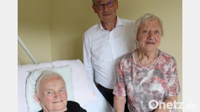 Josef (links) und Franziska Schön sind seit 60 Jahren verheiratet. Dazu gratulierte ihnen Riedens Bürgermeister Erwin Geitner. Bild: mrr