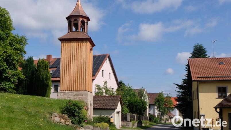 Stolz sind die Schlatteiner auf ihr Wahrzeichen im Dorf, dem Glockenturm, der nach Fertigstellung der Restaurierung auch den kirchlichen Segen erhalten wird. Bild: Fred Lehner