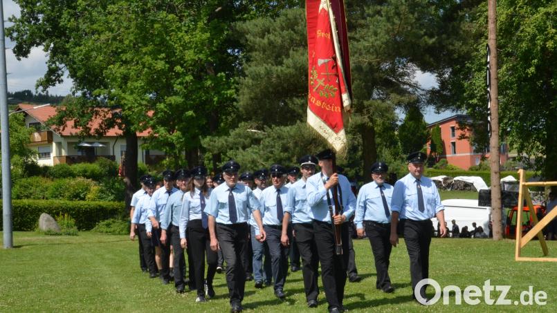 Viel Applaus erhielt die Roggensteiner Jubelwehr, als sie auf dem zum Festgelände umfunktionierten Sportplatz einmarschierte. Bild: dob