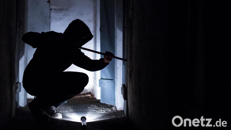 Beim Einbruch in eine Imbissbude in Hersbruck klauten die Täter circa 500 Euro aus der Kasse. Symbolbild: Silas Stein/dpa