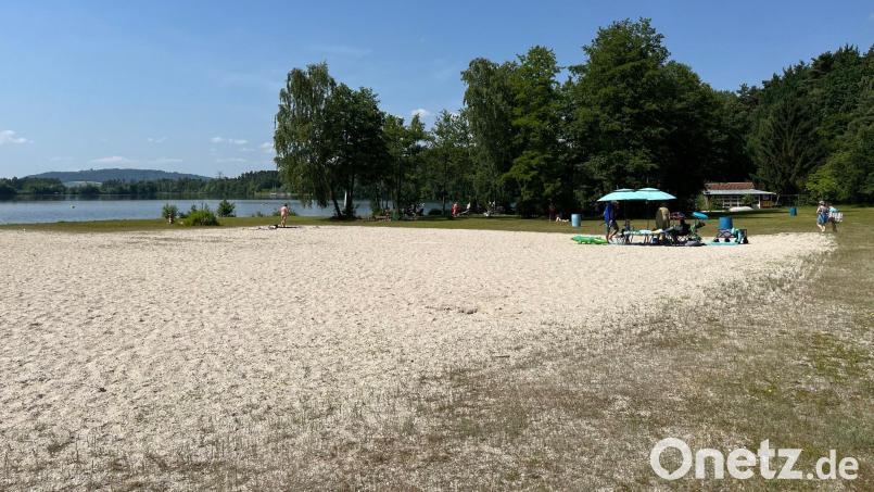 Sandstrand statt Baustelle. Bei schönem Wetter kommen die ersten Badegäste pünktlich um 10.30 Uhr. Der Strand füllt sich. Bild: ihl