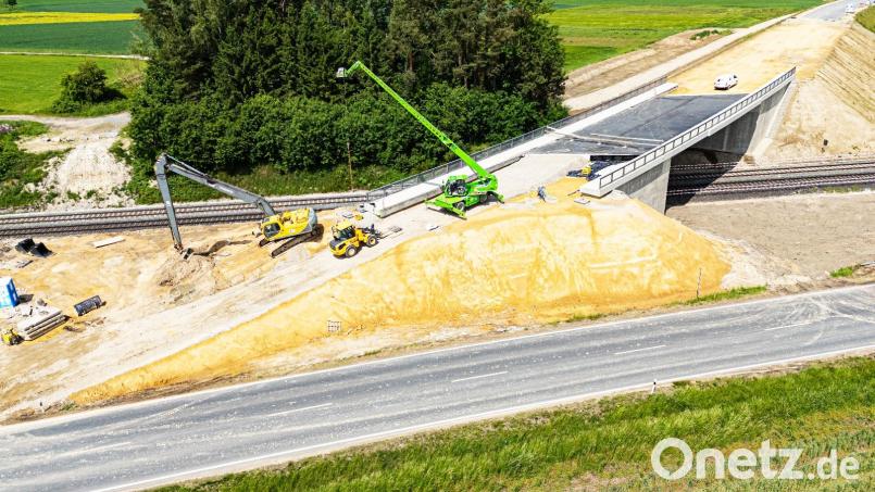 Die Erdarbeiten für die An- und Abfahrten zur Bahnüberführung an der Staatsstraße 2177 sind voll im Gange. Ab Montag wird die Straße komplett gesperrt und der Verlauf der Straßenführung der Planung angepasst. Die Bauphase wird bis in den Herbst 2025 andauern. Bild: Wolfgang Erhart