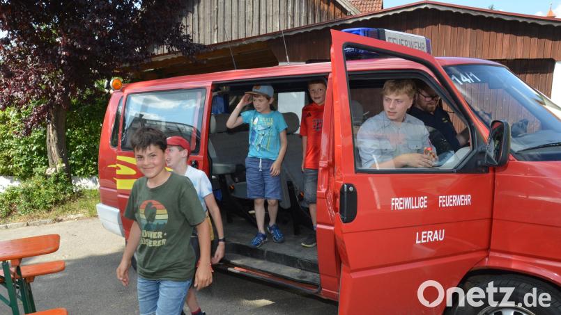Mit dem Feuerwehrauto wurden Kinder durch die Fluren kutschiert. Dafür stellte die Feuerwehr Lerau ihren Mannschaftstransporter zur Verfügung. Bild: dob